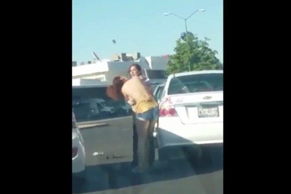 Funcionaria golpea y desnuda a conductora; la nombran #LadySagarpha