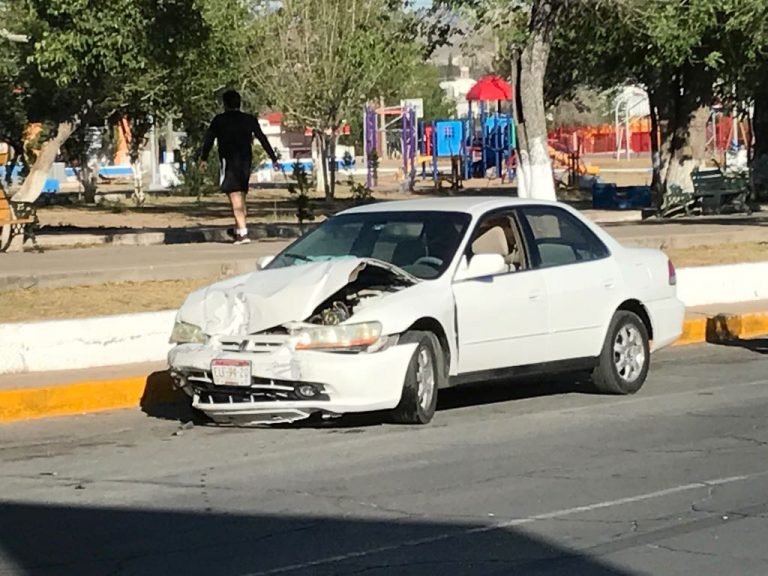 Choque en la 27 y Nicolás Bravo deja dos personas lesionadas