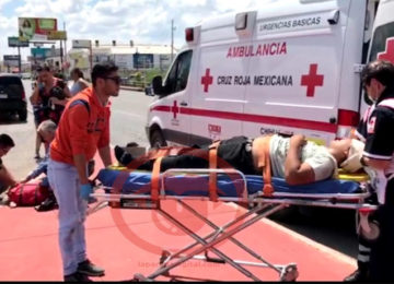 Paramédicos de Cruz Roja atendieron al lesionado.