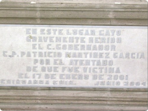 Placa que se colocó en el sitió en el que cayó abatido el entonces gobernador el 17 de enero de 2001 tras recibir el impacto de bala. 