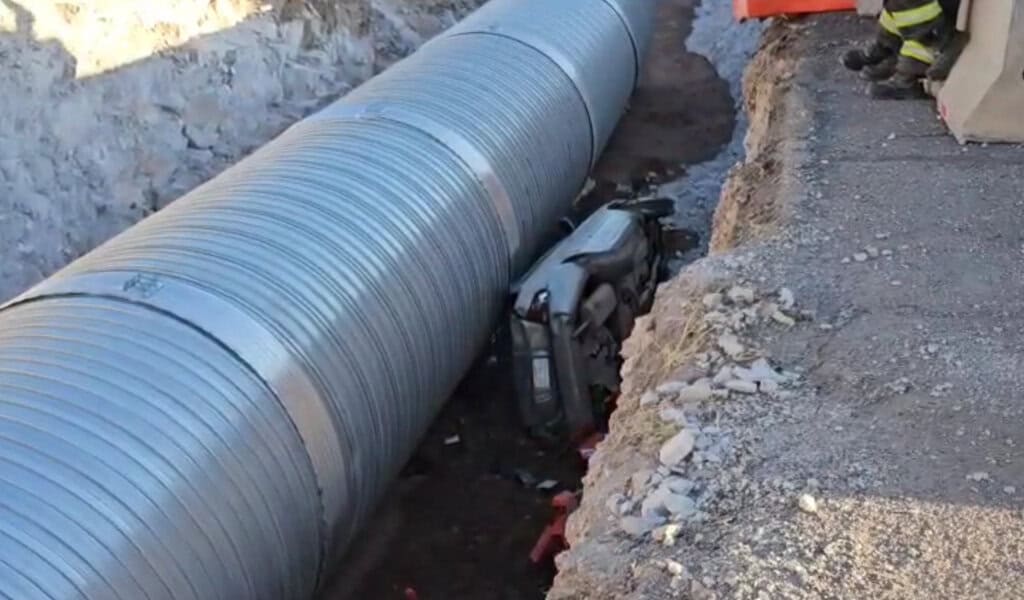 Pierde el control y cae en zanja con su niña - Noticias de Chihuahua ...