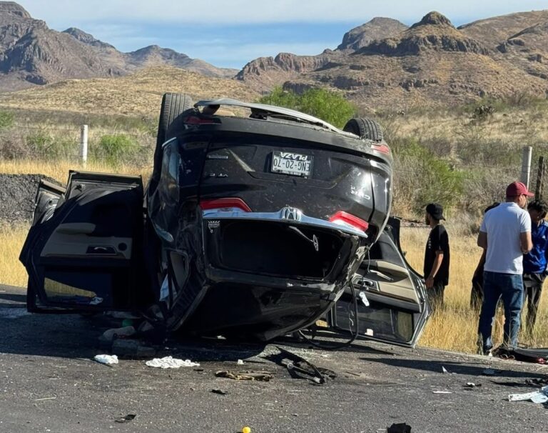Vuelca camioneta rumbo a Delicias